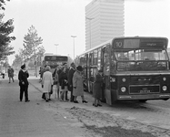 855106 Afbeelding van een autobus van stadsbuslijn 10 (ringlijn) van het GEVU, op een nieuwe halte aan de Beneluxlaan ...